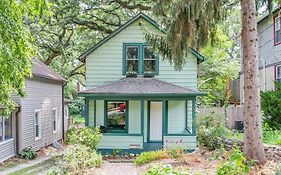 2 Bedroom House With Outdoor Oasis Near Downtown